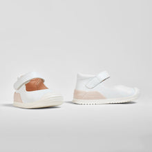 Charger l'image dans la galerie, Baby's White onMicro® Mary Janes