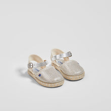 Laden Sie das Bild in den Galerie-Viewer, Baby's Fantasy Silver Sandals